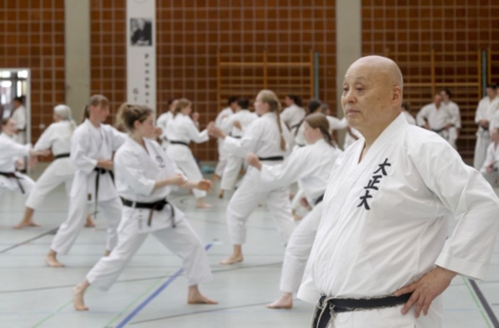 Der Trainer Norihiko Iida hat den achten Dan in Shotokan-Karate.