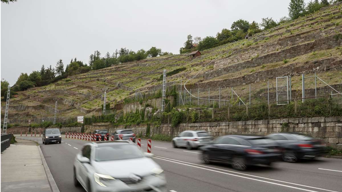  An der Neuen Weinsteige wird es eng, denn die Stadt setzt die Sanierung der Stützmauern und des Gehweges fort. Für die Autofahrer wird es eng. 
