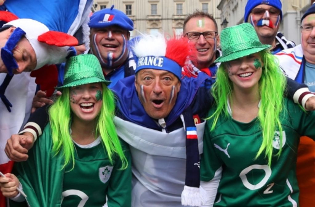 Die französischen Fans haben sich an diese beiden weiblichen Fans aus Irland geheftet.