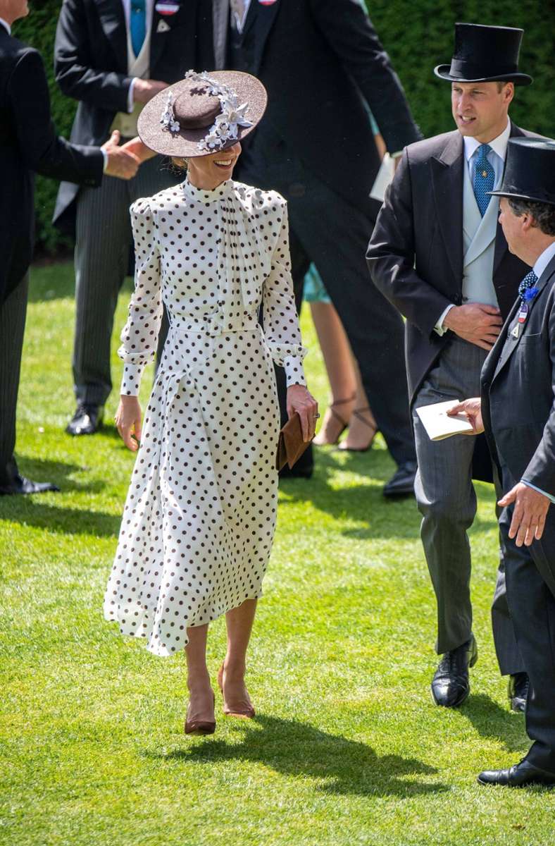 2022: Und auch dieses Pünktchen-Kleid – dunkelbraune „Polka Dots“ auf weißem Grund – mit Schluppe, ist ein Alessandra-Rich-Entwurf.
