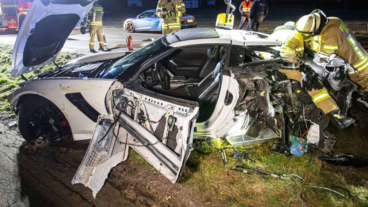  Ein 23-jähriger Autofahrer überholt bei Ludwigsburg mit seiner Corvette einen Transporter – der Vorgang geht schief. Der Sportwagen ist danach nur noch Schrott. 