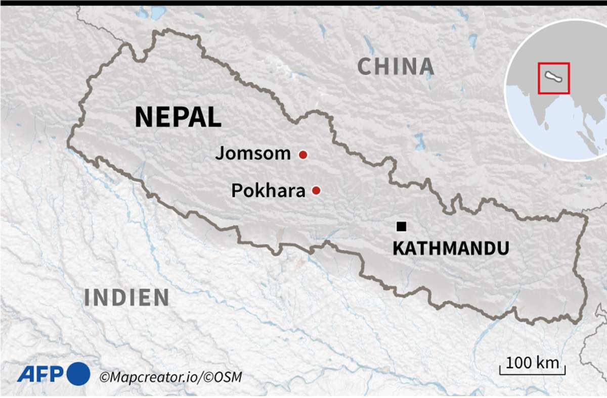 Suchtrupps entdeckten die Wrackteile des Flugzeugs im schwer zugänglichen Teil des Himalayas in einer Höhe von 3800 bis 4000 Metern. Die Maschine war in Pokhara gestartet und hätte schon nach 20 Minuten in Jomsom landen sollen.