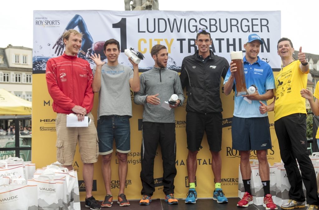 Nils Frommhold (zweiter von rechts) gewinnt das Rennen auf der olympischen Distanz.