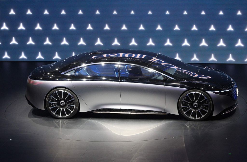 Mit dem Vision EQS präsentiert Mercedes-Benz in Frankfurt eine vollelektrische S-Klasse. Die Batterie des Showcars soll laut Hersteller eine Reichweite von bis zu 700 Kilometern haben und in weniger als 20 Minuten auf 80 Prozent geladen sein.