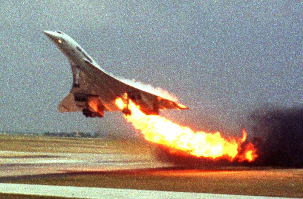 Bei dem Absturz einer französischen Concorde bei Paris kommen 113 Menschen ums Leben. Air France stellt daraufhin den Flugbetrieb der Concorde ein, die britische Flugaufsicht entzieht der Concorde die Bescheinigung der Flugtauglichkeit, die sie erst nach zahlreichen Konstruktionsänderungen wieder erlangt.