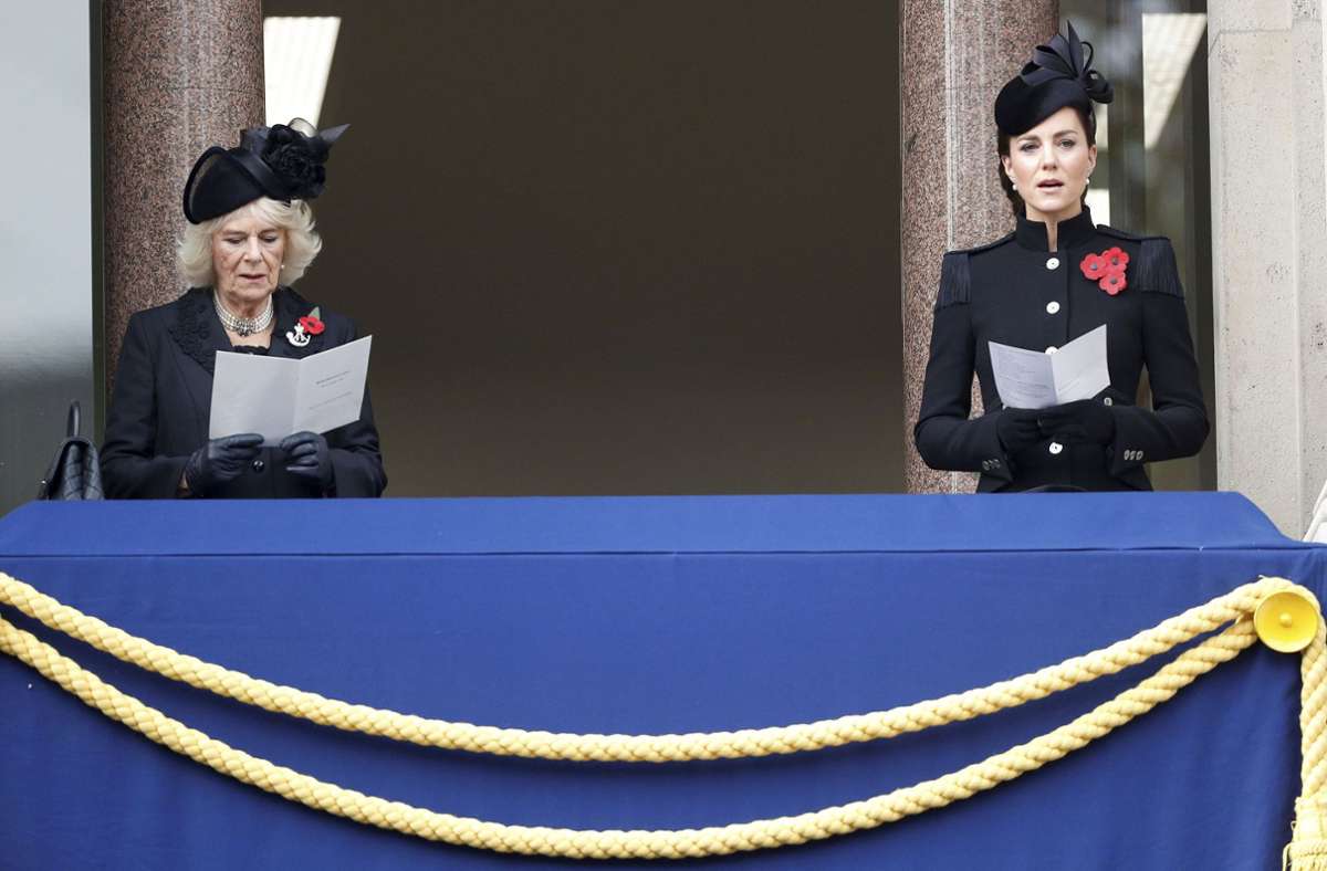 Herzogin Camilla (links) und Herzogin Kate singen am „Remembrance Sunday“.