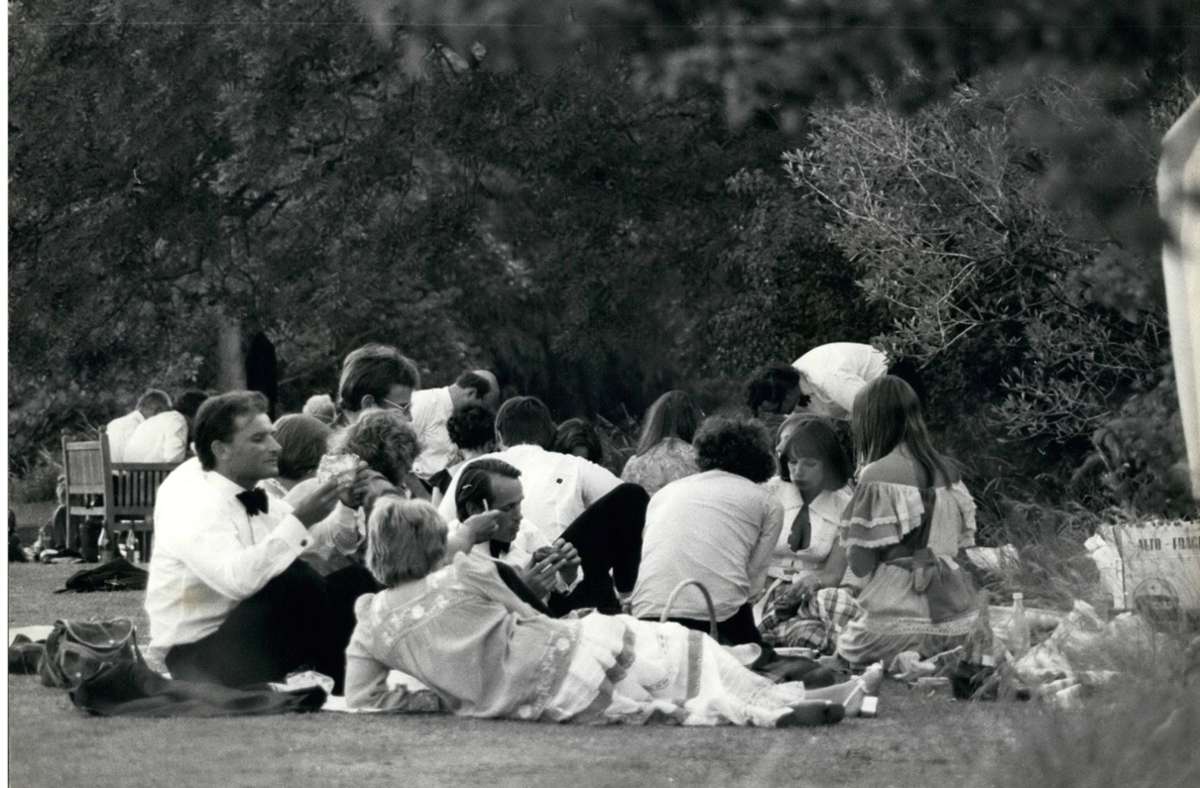Vorbild England, hier beim Glyndebourne Opernfestival in Sussex: Trotz Hitzewelle im Jahr 1969 behielten die Herren beim Champagner-Dinner Krawatten und Fliege an.
