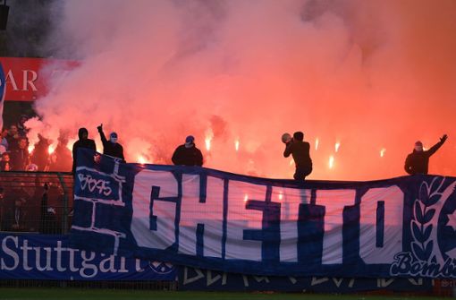 Die Kickers-Fans zündeten in Reutlingen Pyrotechnik – die werden dafür jetzt bestraft. Foto: Pressefoto Baumann