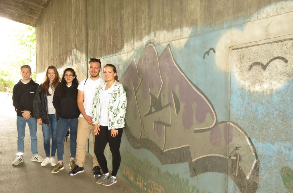 Fünf Jugendräte zeigten bei einer Radtour die umgesetzten Projekte, darunter auch dieses Graffiti mit dem JGR-Kürzel. Weitere Eindrücke von der Tour gibt es in unserer Bildergalerie. Foto: Häusser