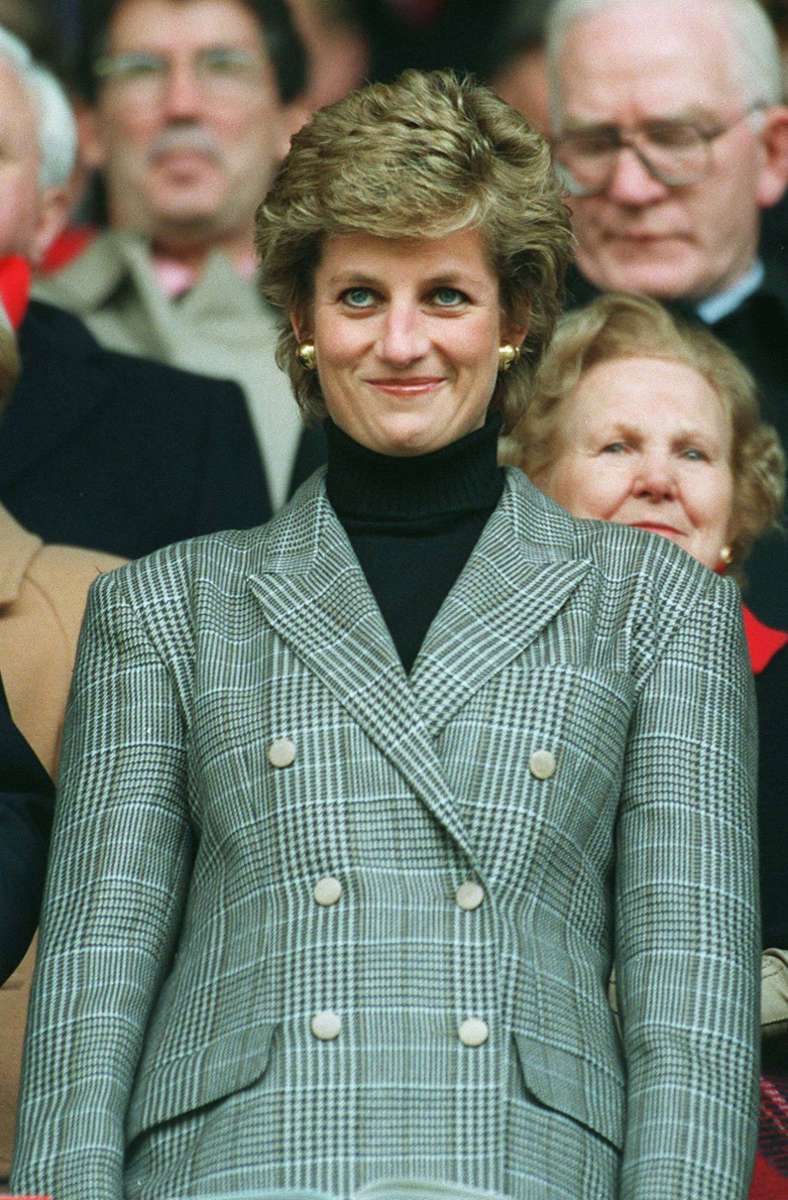 1995: Schulterpolster und Karo – ein klassischer „Powerdressing“-Blazer der späten Diana-Jahre.