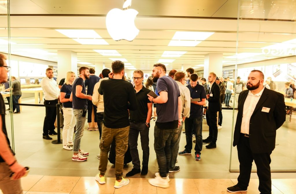 Ein paar wenige Fans des neuen iPhones reihten sich in die doch sehr überschaubare Schlange vor dem Geschäft ein, plauschten miteinander und warteten darauf, dass die Security-Angestellten, die Tore öffnen würden.