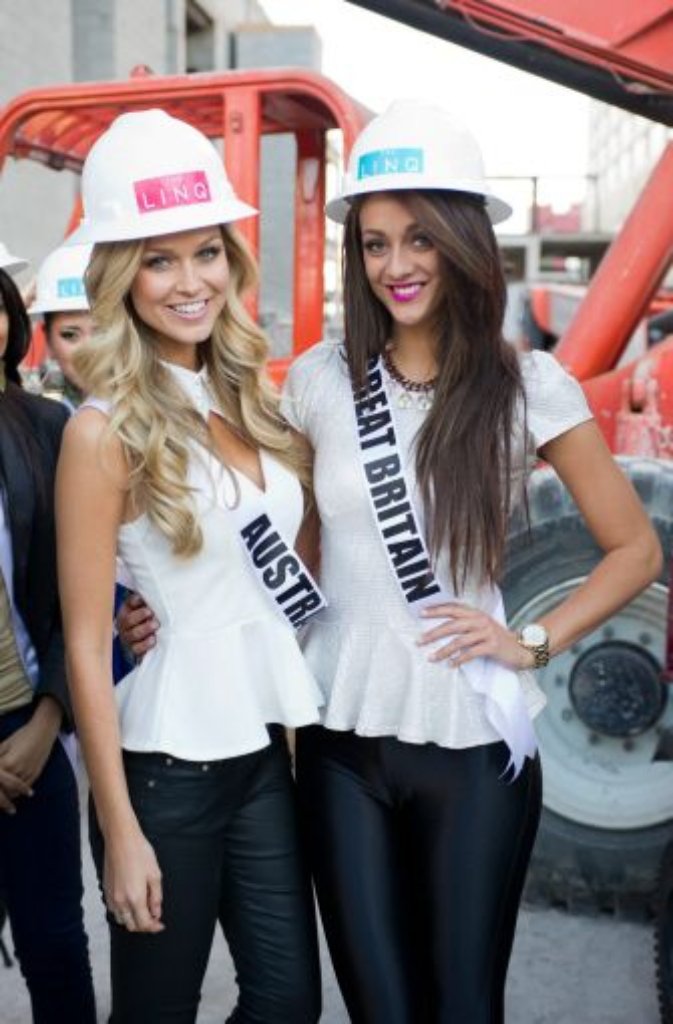 Holly Hale (links, Miss Großbritannien) und Renae Ayris (Miss Australien)