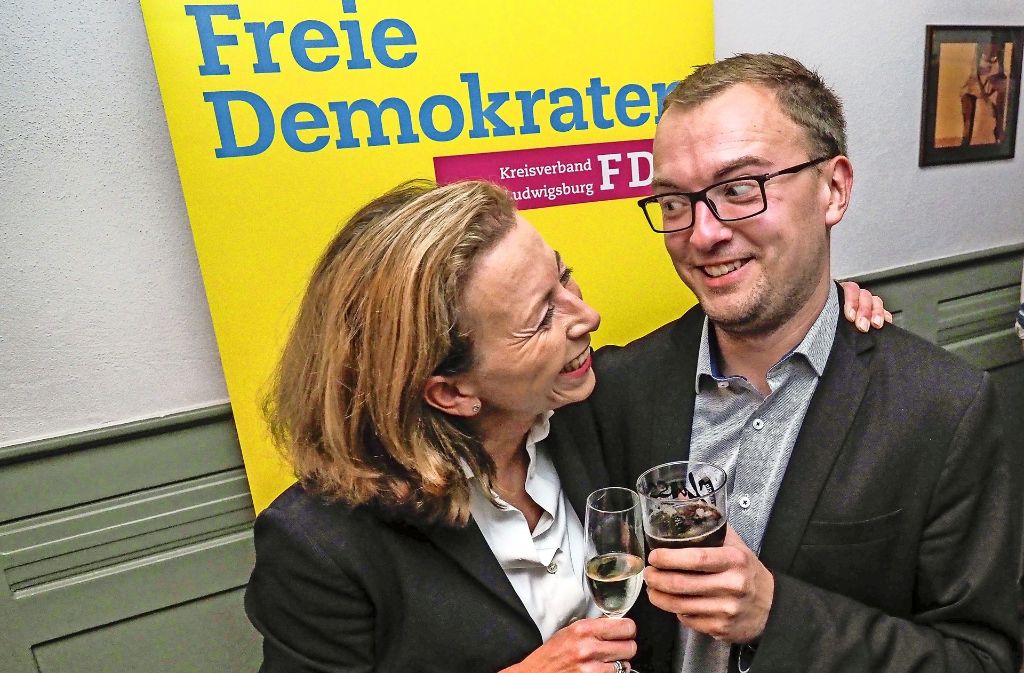 So sehen  Sieger aus: Stefanie Knecht und ihr Parteifreund Marcel Distl aus dem Wahlkreis Neckar-Zaber feiern das starke Abschneiden der FDP. Weitere Eindrücke vom Wahlabend finden Sie in unserer Bildergalerie. Foto: factum/Weise