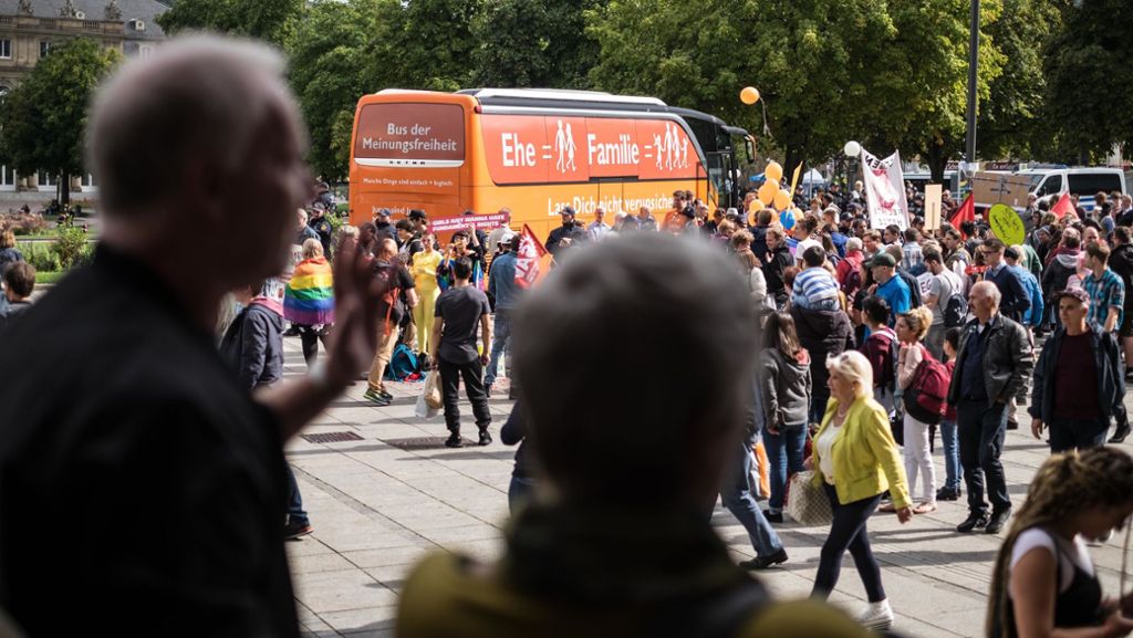Schlossplatz in Stuttgart: „Demo für alle“-Symposium bringt Gegenprotest auf die Straße