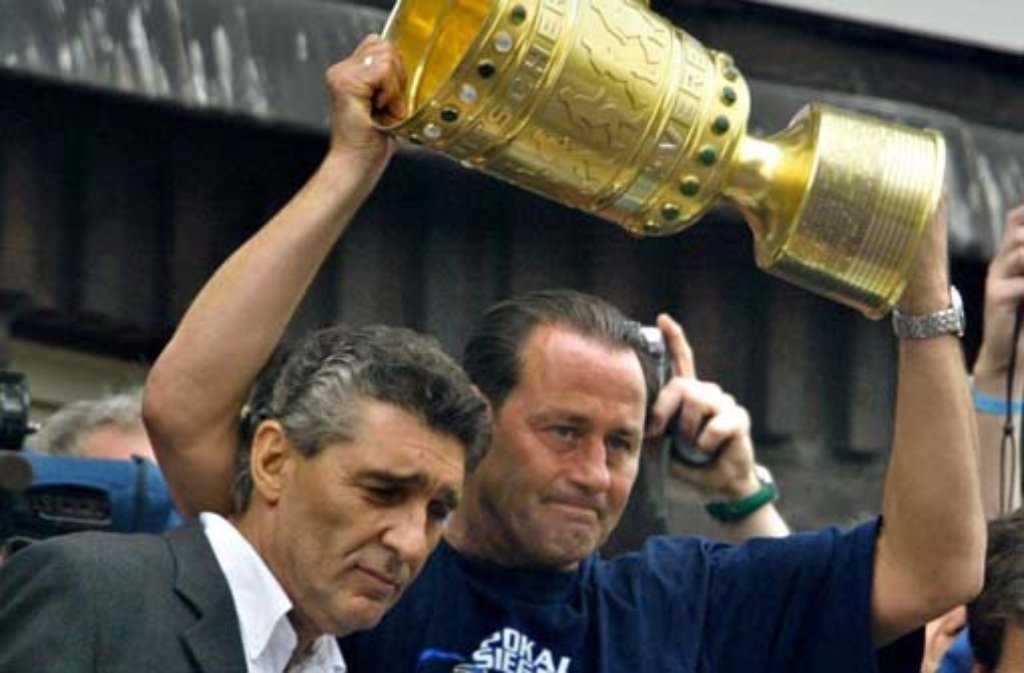 Mit diesem Team holte Schalke 2001 und 2002 (Foto) den DFB-Pokal, doch es gab auch eine Schattenseite: In der Saison 2000/01 musste Königsblau den schon sicher geglaubten Meistertitel in letzter Sekunde an die Bayern abtreten - die "Meister der Herzen" waren geboren. Nachdem Schalke 2002 in der Vorrunde der Champions League ausgeschieden war und in der Liga auch nur den fünften Platz belegte, trennten sich schließlich die Wege von Stevens und Königsblau.