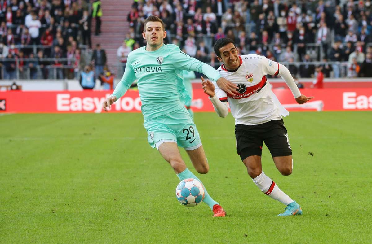 Abwehrspieler Maxim Leitsch (li./im Duell mit VfB-Spieler Tiago Tomas) verlässt den VfL Bochum für drei Millionen Euro Richtung Mainz.