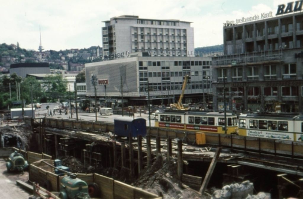 Das Leben ist eine Baustelle – besonders in den 70er Jahren, und zwar sowohl über als auch unter der Stuttgarter Erde. 1971 wird mit dem Bau des S-Bahn- Netzes begonnen, 1978 kann die Einweihung gefeiert werden. Das Bild zeigt die Arbeiten am Hauptbahnhof.