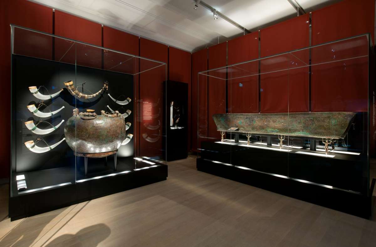 Die restaurierte Bronzeliege im Landesmuseum Württemberg. Links ein Bronzekessel und Trinkhörner, die ebenfalls im Grab gefunden wurden