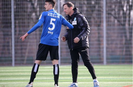 Es gibt noch viel zu besprechen bei den Stuttgarter Kickers: Trainer Ramon Gehrmann und Theo Rieg, Torschütze bei der 1:4-Testspiel-Niederlage beim FC Augsburg II. Foto: Baumann