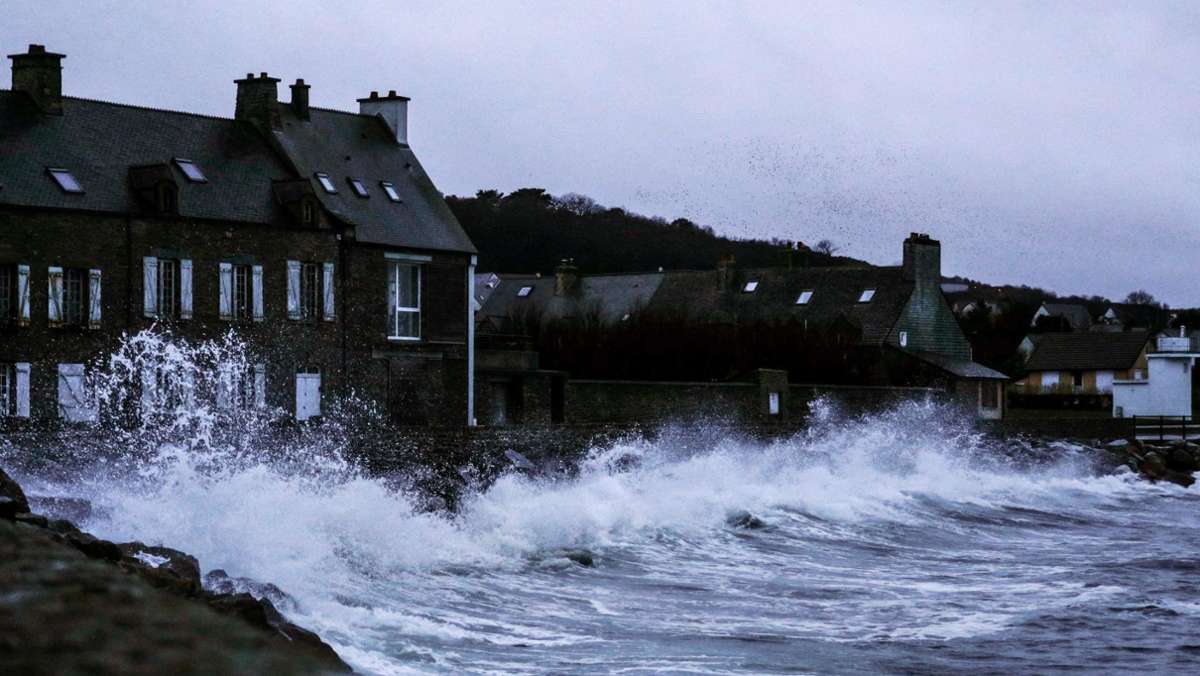  Kein Strom in Zehntausenden Häusern und vielfach wird der Flug- und Zugverkehr in Nordfrankreich und Wales unterbrochen. Sturm „Bella“ erreicht mit bis zu 170 km/h die Küste. 
