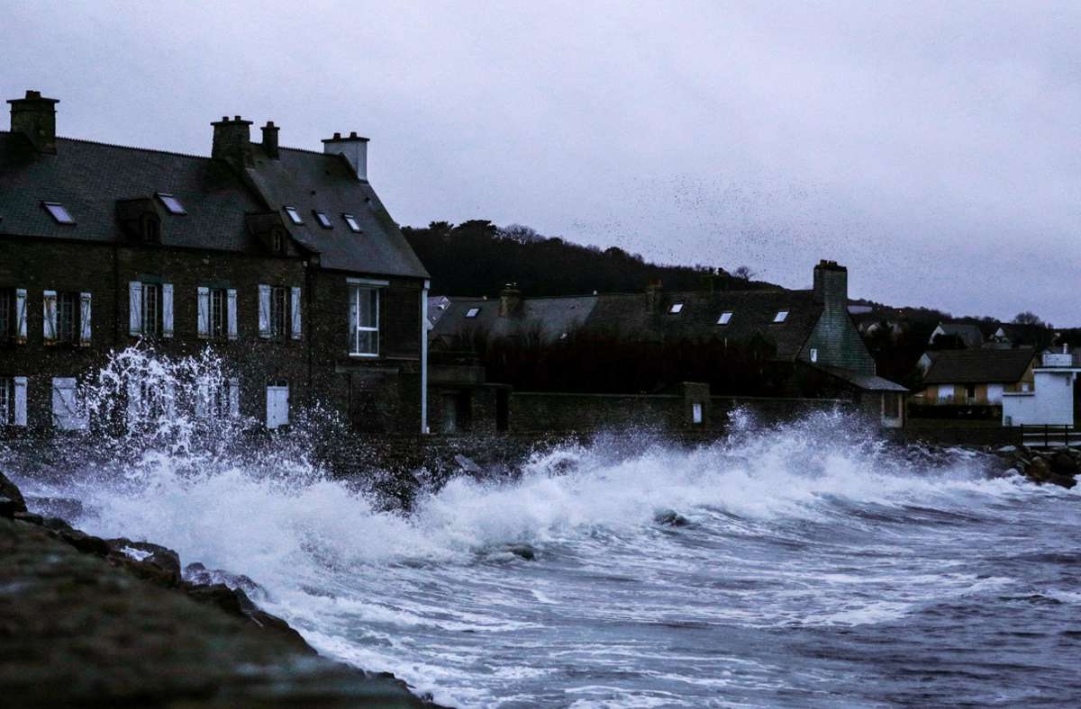 Hohe Wellen erreichten die Küste von Le Becquet im Nordwesten Frankreichs. Foto: AFP/SAMEER AL-DOUMY