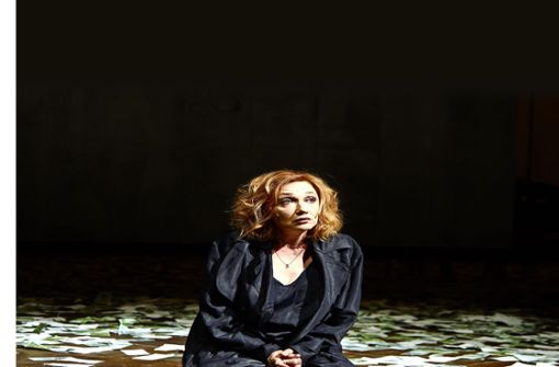 Szene mit Evgenia Dodina in der Titelrolle von Dürrenmatts „Der Besuch der alten Dame“ im Schauspielhaus Stuttgart Foto: Schauspiel Stuttgart/Julian Baumann