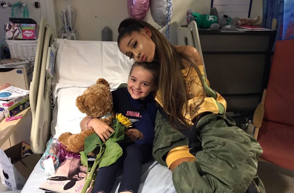 US- Popstar Ariana Grande umarmt die kleine Lily im Royal Manchester Kinderkrankenhaus.