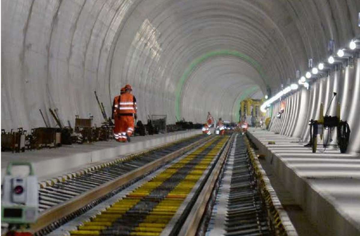 Der am vergangenen Freitag eröffnete Ceneri-Basistunnel ist ein 15 Kilometer langer, zweigleisiger Eisenbahntunnel im Schweizer Kanton Tessin. Er wurde im Zuge des Schweizer Bahnprojekts Neue Eisenbahn-Alpentransversale (NEAT) erstellt und dient dem Gotthard-Basistunnel als südlicher Zubringer.