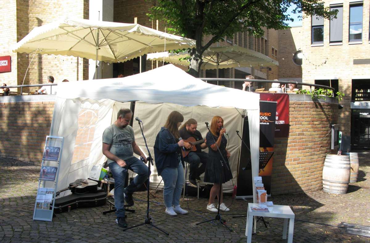 Gastronomie und Musik – diese Kombination war auf dem Fellbacher Wochenmarkt geboten - viele Besucher genossen es.