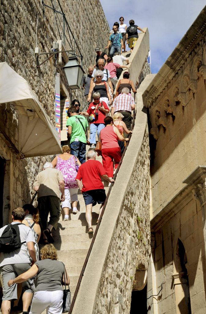 Auf der Mauer, auf der Lauer: Sehr beliebt ist die Altstadt von Dubrovnik – hier findet man Ruhe.