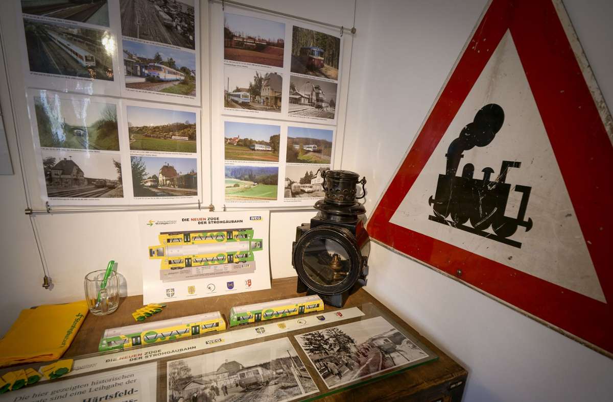 Viele Exponate der Ausstellung sind Leihgaben des Härtsfeldbahn-Museums in Neresheim (Ostalbkreis), weitere Exponate gehören Sammlern und Eisenbahnfreunden.