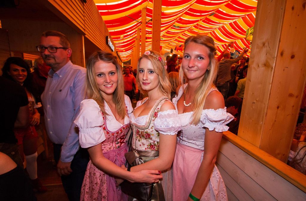 Bierzelt Stimmung In Stuttgart Fruhlingsfest Startet Mit