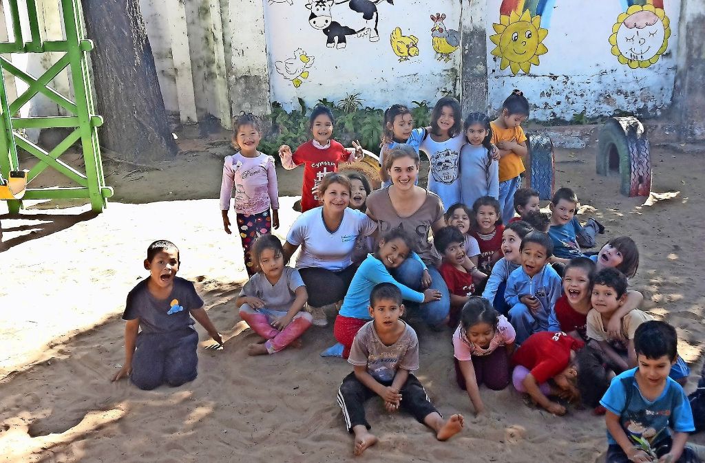 Meike Hofbauer (Bildmitte) hat zusammen mit einer Kollegin rund 100 Jungen und Mädchen in der Kindertagesstätte Cynthia Espinoza betreut. Foto: privat