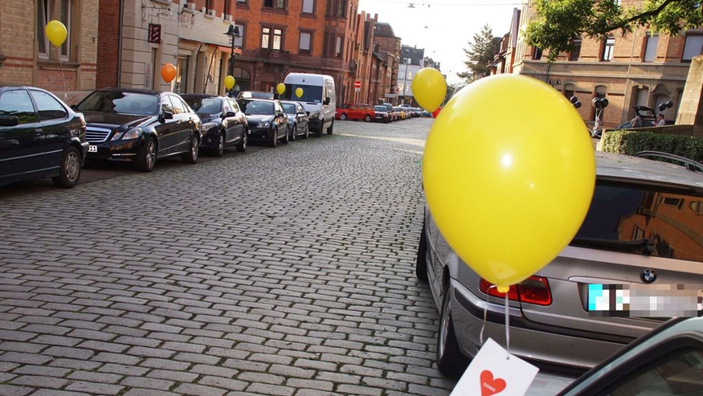 Stuttgart: Bunte Ballons an den Autos – das steckt dahinter