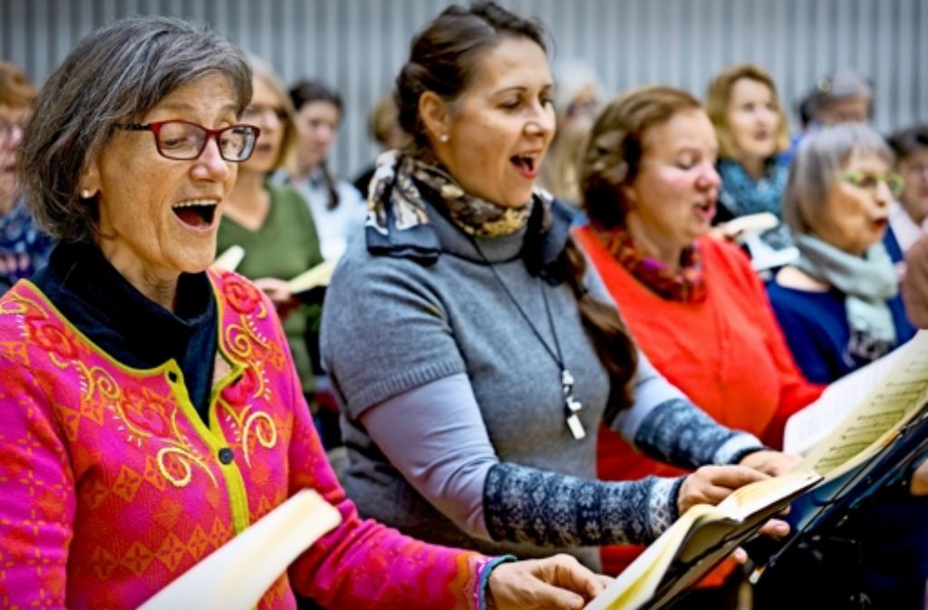 Die Freude ist ihnen anzusehen: Die Chormitglieder sind bei den Proben für das Weihnachtsoratorium mit Leib und Seele bei der Sache. Foto: factum/Weise