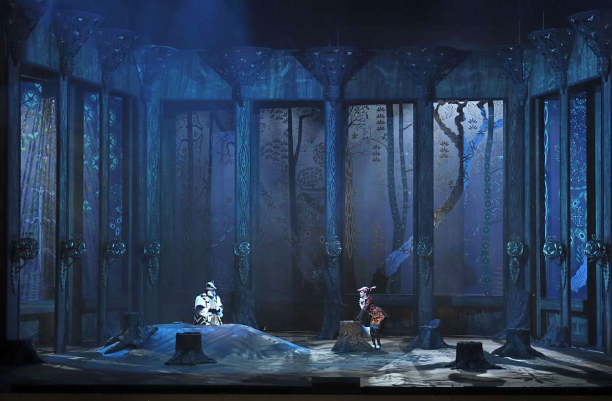 . . . und auch das märchenhaft geheimnisvolle Bühnenbild bei „Das schlaue Füchslein“ stammt von Klaus Haapaniemi.