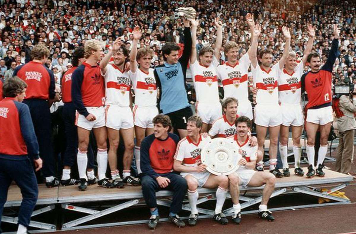 1984 feiert der VfB seine dritte deutsche Meisterschaft – die erste seit 32 Jahren. Mit einer Tordifferenz von plus 46 lassen die Stuttgarter den Hamburger SV und Borussia Mönchengladbach hinter sich, die die Saison ebenfalls mit einem Punkteverhältnis von 48:20 beenden.