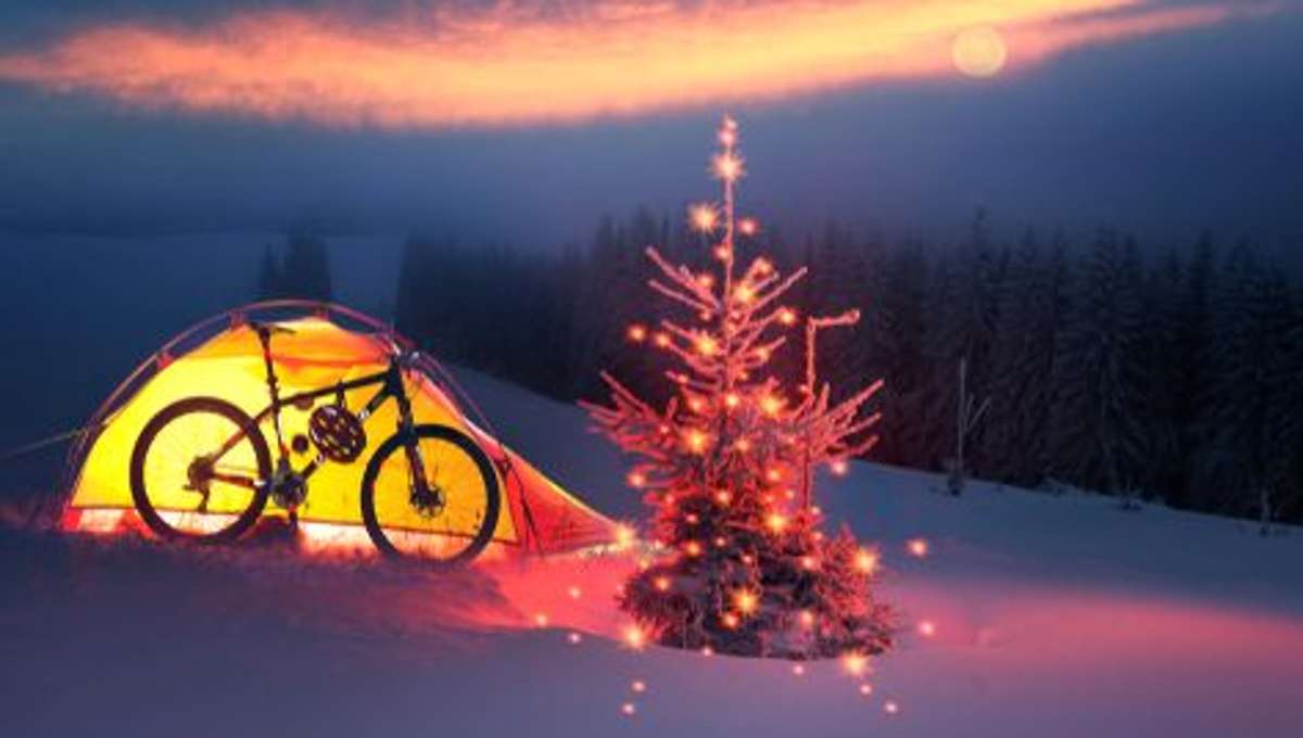 Weihnachten kommt immer schneller, als man denkt. Aber keine Panik! Wir haben Geschenkideen, die Bike-Begeisterte glücklich machen und für strahlende Gesichter unterm Weihnachtsbaum sorgen.