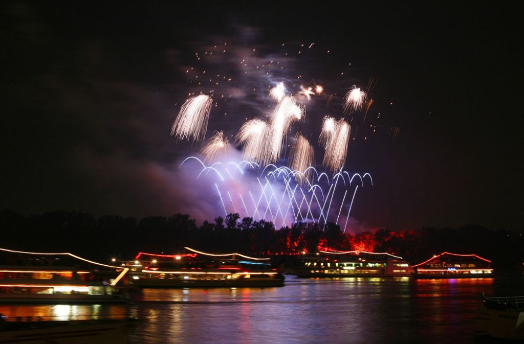 Auch wird gerne draußen gefeiert – ob beim Feuerwerk „Rhein in Flammen“ im Mai, bei den Kunstrasen-Konzerten, beim Stummfilmfestival im Arkadenhof der Uni oder im Bonner Karneval.