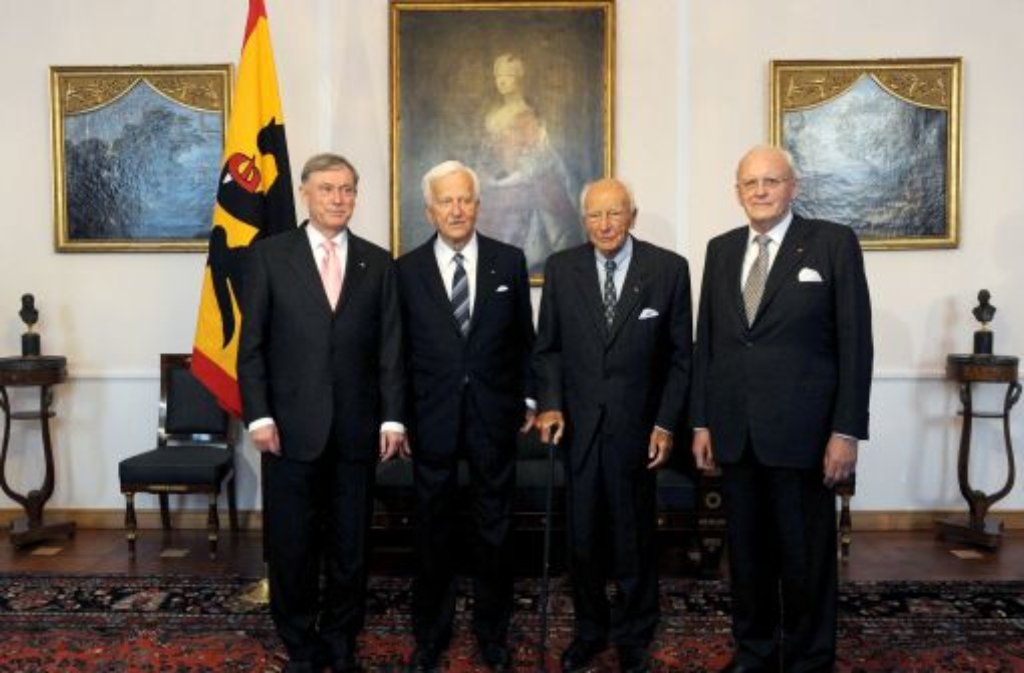 ...Richard von Weizsäcker (auf dem Foto Zweiter von links), Walter Scheel (der Zweite von rechts) und Roman Herzog (ganz rechts). 2004 wird Köhler der neunte Präsident der Bundesrepublik. Ab diesem Moment...