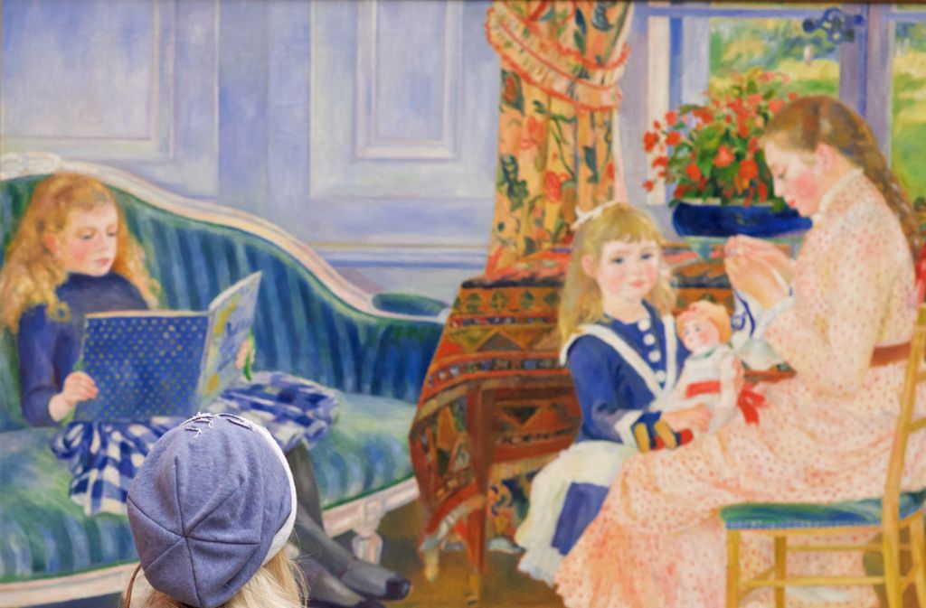 Alles so schön blau hier: eine Besucherin vor einem Bild von Pierre-Auguste Renoir in der Alten Nationalgalerie in Berlin
