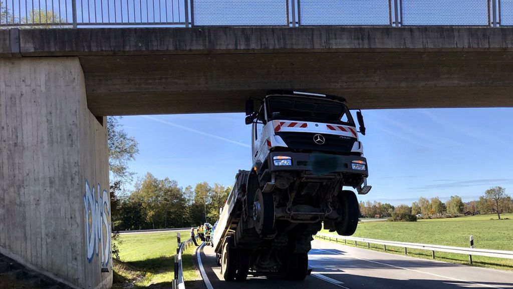 In Oberbayern: Rentner bleibt mit Lkw spektakulär an Brücke hängen