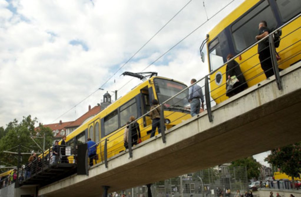 Als einzige Zahnradbahn Deutschlands, die im täglichen Berufsverkehr eingesetzt wird, kann die Linie 10 ebenso von Betriebsstörungen betroffen sein, wie Stadtbahnen oder Busse. Da kann es schon mal zu einem Stau auf der Brücke zur Endstation kommen.