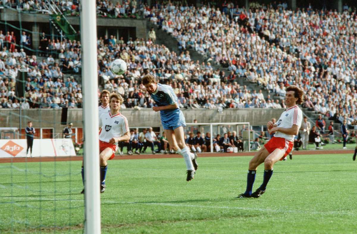 Dirk Kurtenbach köpft die Kickers im Finale 1987 in der 13. Minute mit 1:0 in Führung. Der von Ernst Happel trainierte HSV drehte die Partie durch Treffer von Dietmar Beiersdorfer und Manfred Kaltz sowie ein Eigentor von Niels Schlotterbeck.