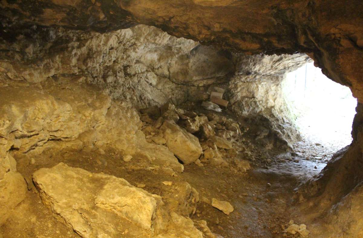 Das Gestein schimmert gelblich. Insgesamt elf Lampen sorgen für eine vollständige Ausleuchtung der Höhle.