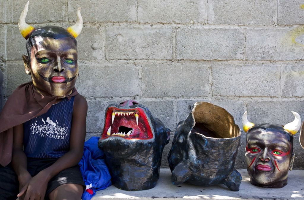 Gruselige Masken gehören auch zum Karneval auf Haiti.