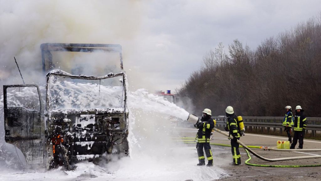 Kreis Göppingen: Lkw geht in Flammen auf – A8 in Richtung Stuttgart gesperrt