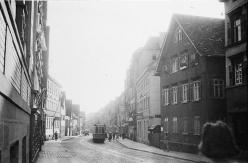 Schon 1942 fährt die Straßenbahn durch die Böblinger Straße. Wir spazieren sie einmal ganz entlang bis zum Marienplatz – in der Bildergalerie. Foto: Stadtarchiv/101 FN 250