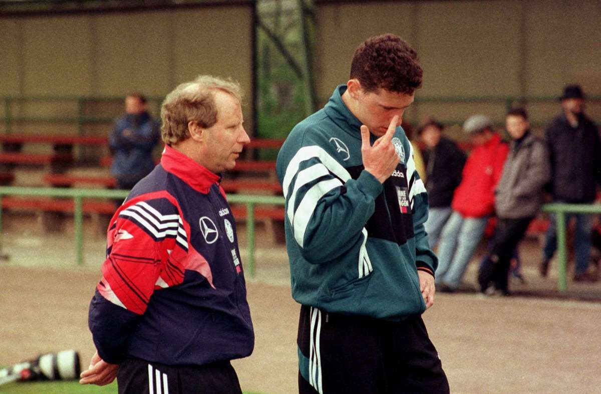 Nachfolger Berti Vogts (l.) ist bis heute der an Punkten gemessen erfolgreichste Nationaltrainer der deutschen Geschichte. Zwischen 1990 und 1998 erreichte Vogts in 102 Spielen 2,18 Punkte pro Spiel. Sein größter Erfolg ist der Gewinn des EM-Titels 1996 in England.