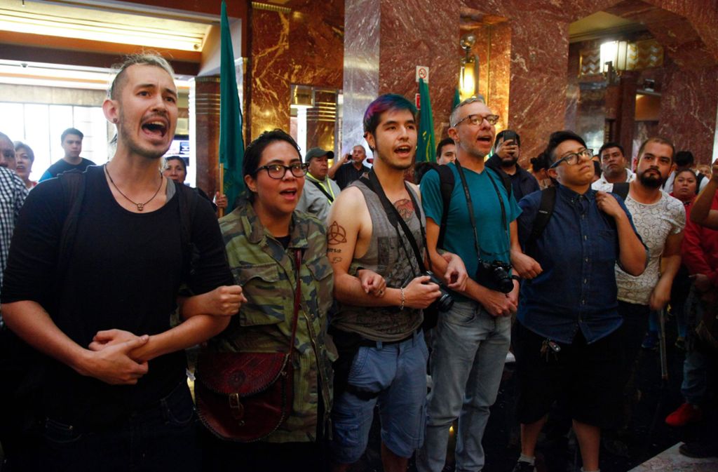 Mitgleider der schwul-lesbischen Community haben sich zur Gegendemonstration untergehakt.